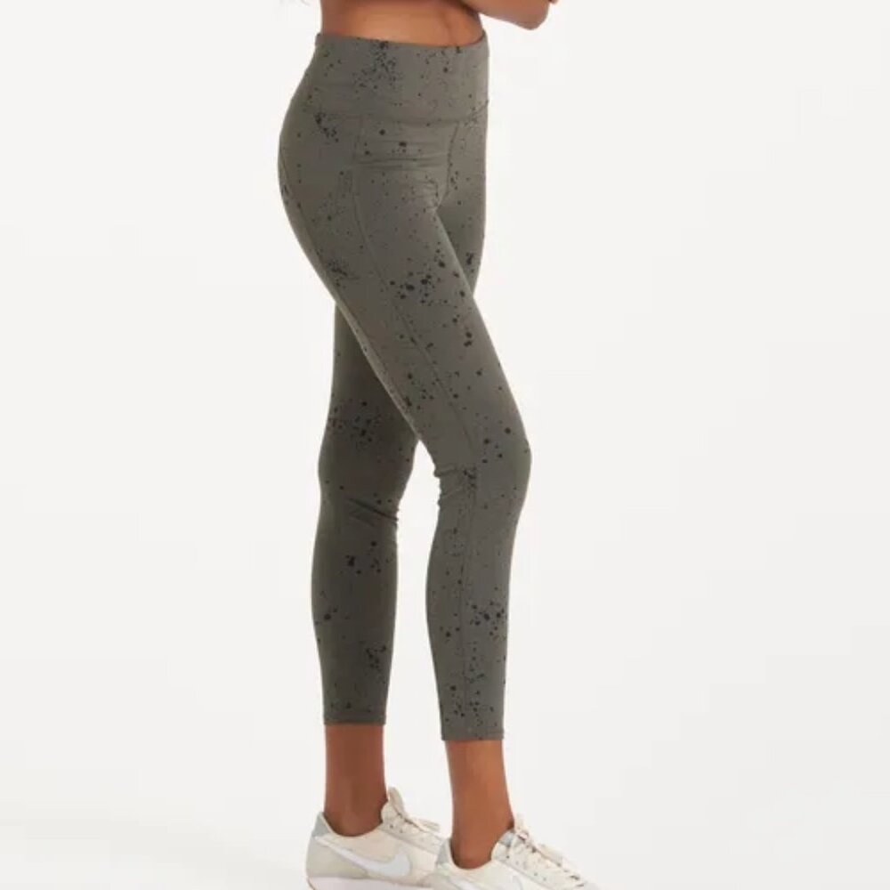 VUORI STRIDE LEGGING IN OREGANO SPLATTER - size XS